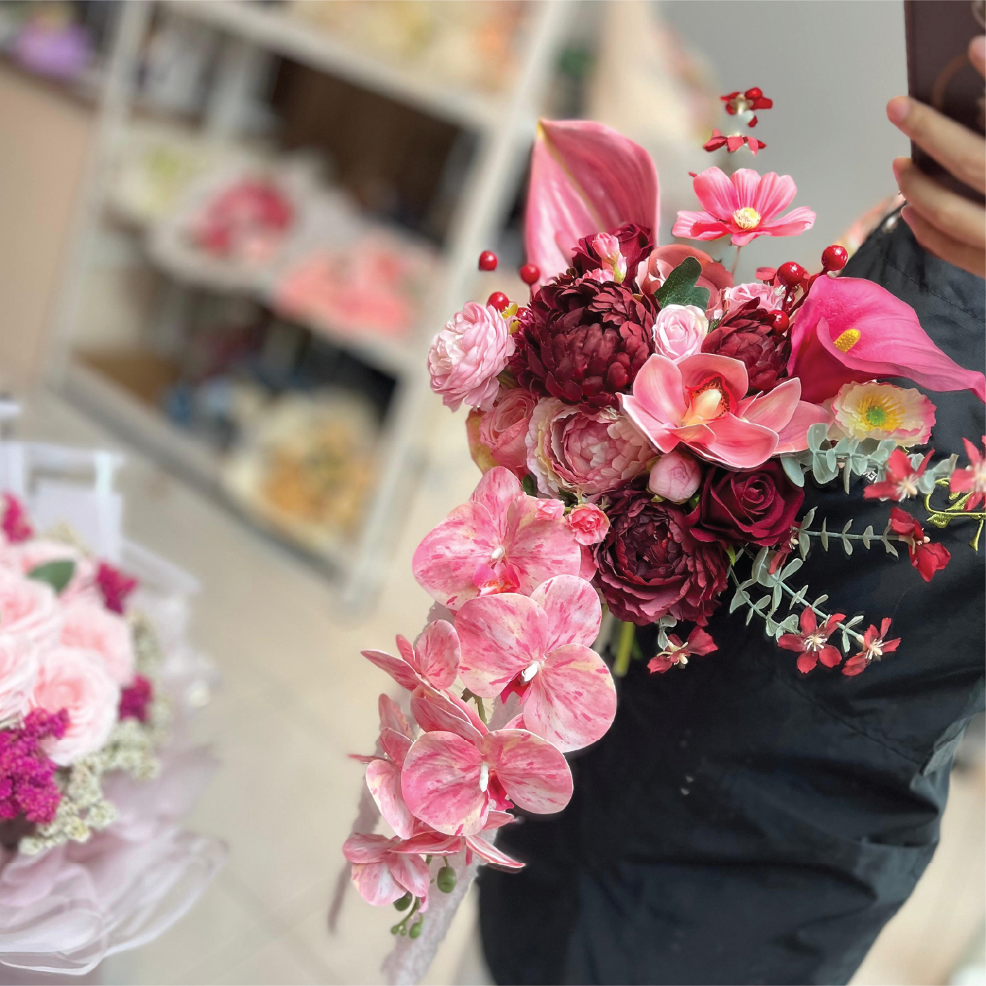 Cascade Valencia Bouquet - Gambar 2